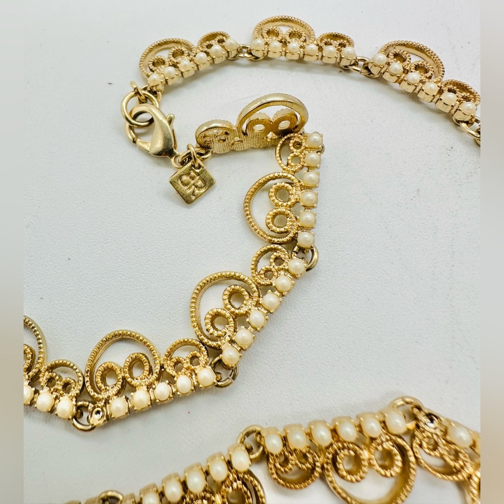 Banana Republic Gold Tone Faux Pearl Scalloped Necklace Filigree Link Classic - Picture 2 of 3